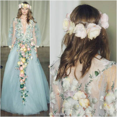 Marchesa S/S 2015┃此番正值仙裙品牌十周岁生日，从纽约移师仙梦伊始的老家伦敦，以梦为针以花为线，钩织出来轻盈飘渺的浪漫花仙也是让人醉了....转自微博