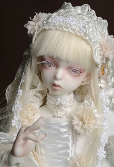 Dollpire doll #bjd# 可怕的白色：示罗 The ribbon hanging from the window flutters in the strong wind.Beyond the shiny reflection of the small windows lies tiny white bird far away