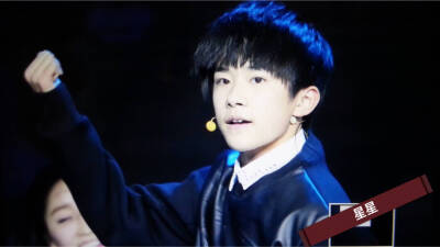 易烊千玺 TFBOYS tfboys JACKSON Jackson 出处见水印 那位帅哥 教我跳舞吧 以身相许哦~ 【(ーー゛)