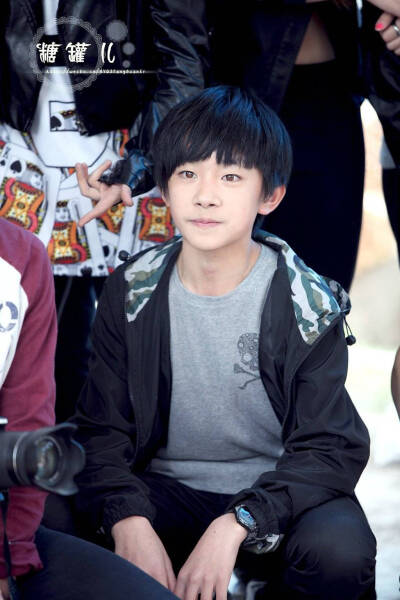 易烊千玺 TFBOYS tfboys JACKSON Jackson 出处见水印 欢乐谷舞蹈比赛 dancer合照 好小一只啊那时候(ﾉ∀｀ )