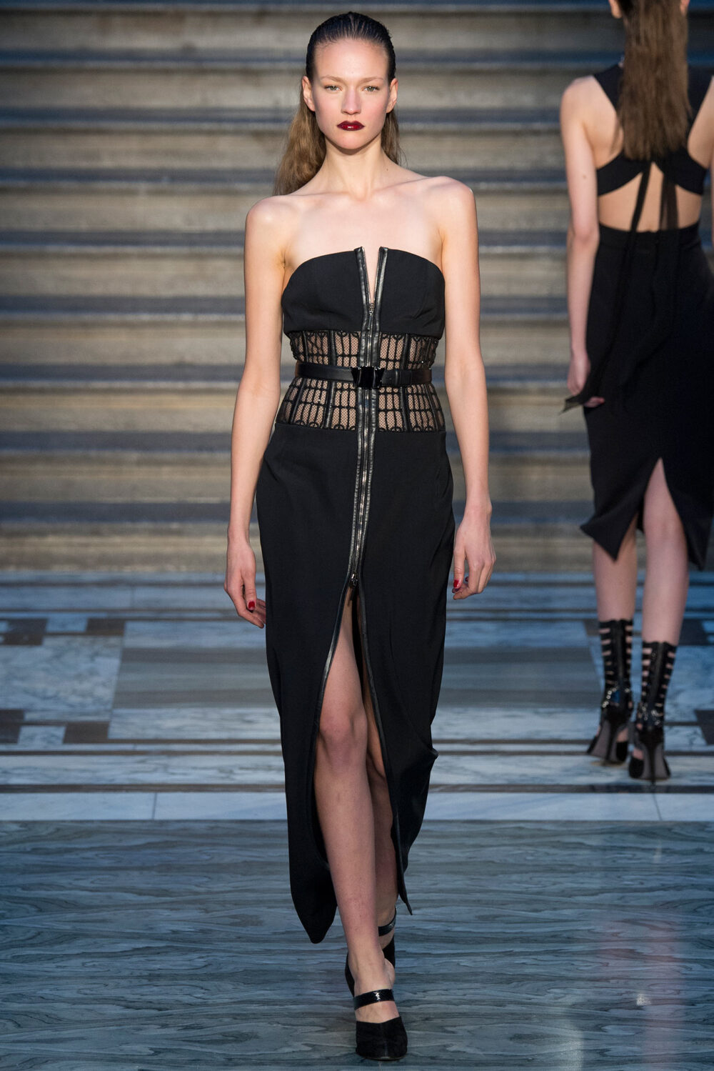 Julien Macdonald Fall 2015 Ready-to-Wear。朱利安·麦克唐纳德2015伦敦时装周秋冬高级成衣秀。本季黑色作为主线将其他各色串联了起来，纯黑的性感，红色的魅惑，白色的典雅，蓝色的时尚，一场针线交缠的欢愉，一时间将激进的女性魅力抛洒出来。