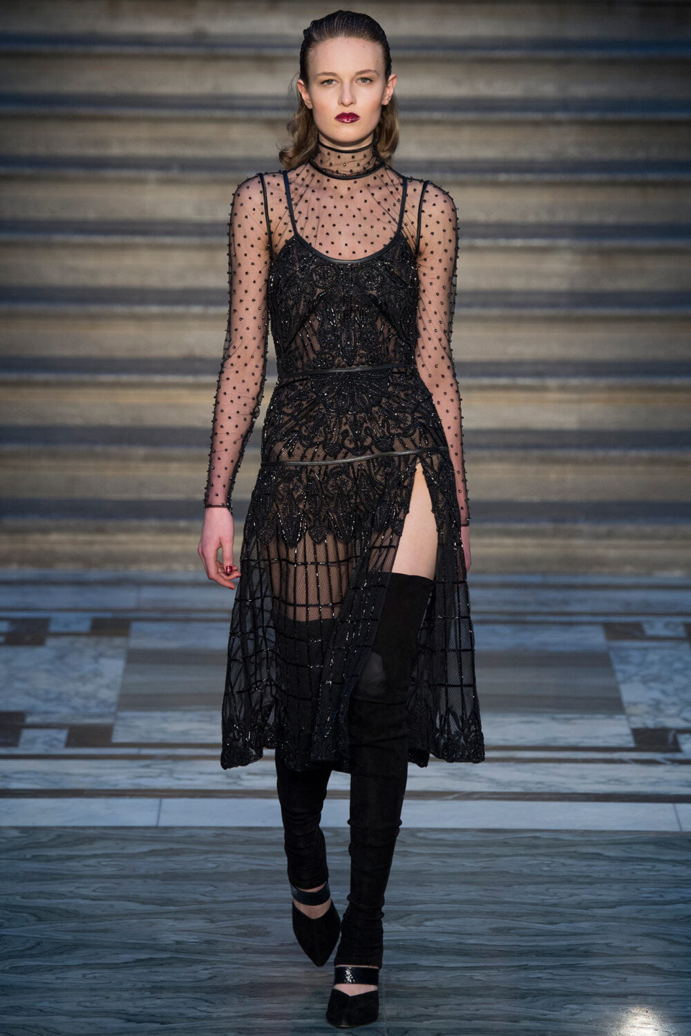 Julien Macdonald Fall 2015 Ready-to-Wear。朱利安·麦克唐纳德2015伦敦时装周秋冬高级成衣秀。本季黑色作为主线将其他各色串联了起来，纯黑的性感，红色的魅惑，白色的典雅，蓝色的时尚，一场针线交缠的欢愉，一时间将激进的女性魅力抛洒出来。