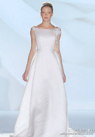 Jesus Peiro 2015春夏婚纱礼服系列，柔情似水与夸张华丽，精致华美的细节，为新娘的气质气场加分。