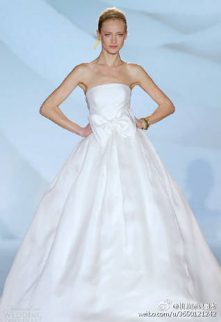 Jesus Peiro 2015春夏婚纱礼服系列，柔情似水与夸张华丽，精致华美的细节，为新娘的气质气场加分。