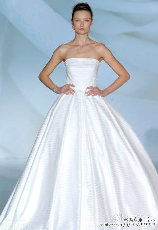 Jesus Peiro 2015春夏婚纱礼服系列，柔情似水与夸张华丽，精致华美的细节，为新娘的气质气场加分。