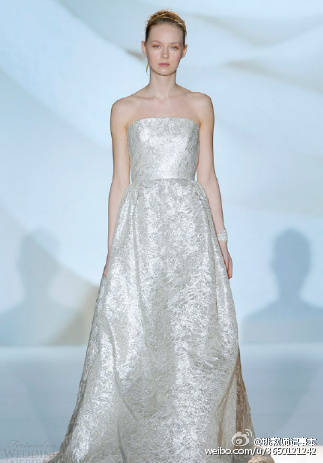 Jesus Peiro 2015春夏婚纱礼服系列，柔情似水与夸张华丽，精致华美的细节，为新娘的气质气场加分。