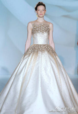 Jesus Peiro 2015春夏婚纱礼服系列，柔情似水与夸张华丽，精致华美的细节，为新娘的气质气场加分。