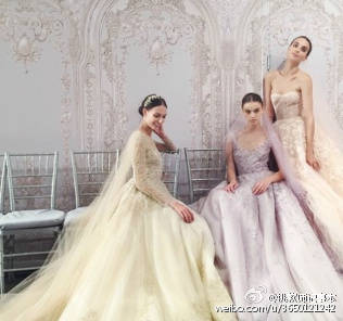 Monique Lhuillier Fall 2015 婚纱系列，设计师形容那些梦幻的色彩正是特别用桃花,薰衣草以及薄荷叶来为新娘而编织的仙女梦