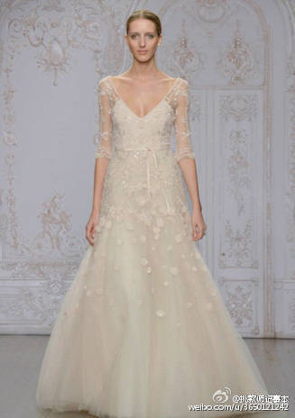 Monique Lhuillier Fall 2015 婚纱系列，设计师形容那些梦幻的色彩正是特别用桃花,薰衣草以及薄荷叶来为新娘而编织的仙女梦