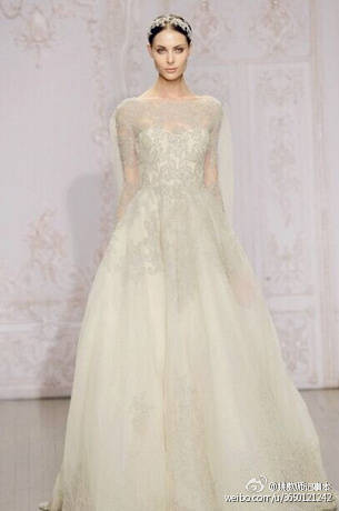 Monique Lhuillier Fall 2015 婚纱系列，设计师形容那些梦幻的色彩正是特别用桃花,薰衣草以及薄荷叶来为新娘而编织的仙女梦