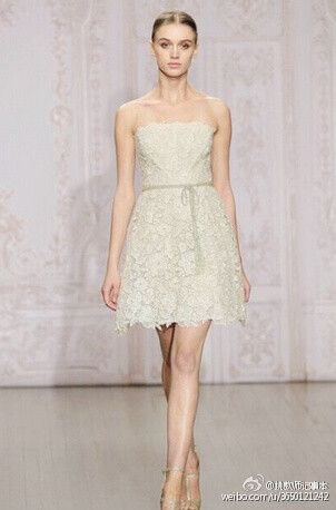 Monique Lhuillier Fall 2015 婚纱系列，设计师形容那些梦幻的色彩正是特别用桃花,薰衣草以及薄荷叶来为新娘而编织的仙女梦