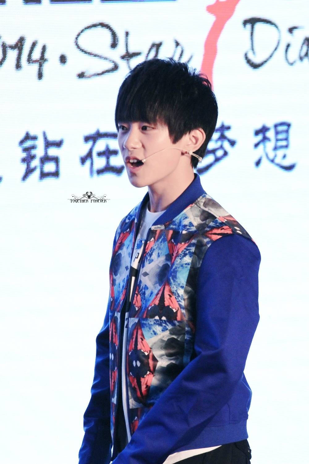 易烊千玺 TFBOYS tfboys JACKSON Jackson 出处见水印 星钻圆梦 感天动地看到后面几个大字终于想起来是什么活动了