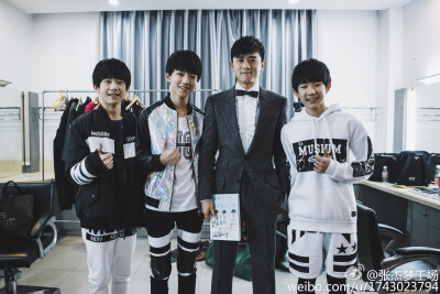 TFBOYS 张杰合照图片。