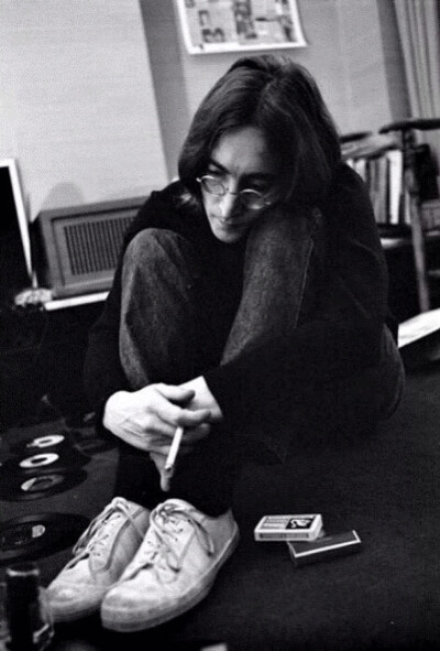 总觉得这张列侬是忧郁安静的美男子吖 #beatles#