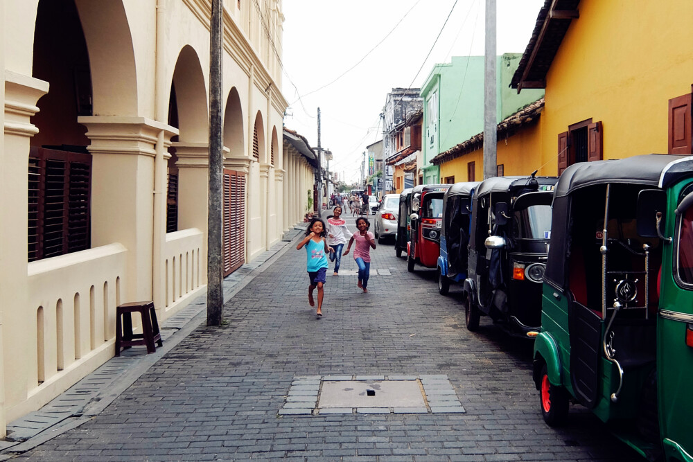 Galle |街道上追逐奔跑的小孩