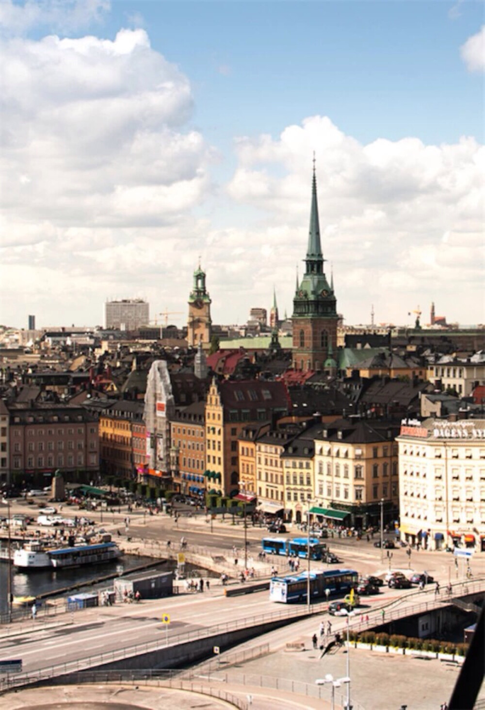 对你还有爱嘛 我不知道 爱过你嘛 不曾知道 悄然就醉了晕了爱了 我知道我获得了成长 也许你带给我两件礼物 让我知道能如此开心幸福 让我知道自己能如此成长成熟 爱情 很好