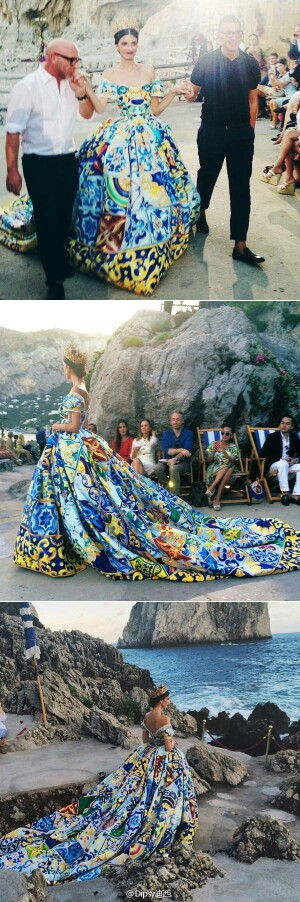 Dolce &amp;amp;amp; Gabbana Alta Moda Fall 2014┃Dolce&amp;amp;amp;Gabbana的高级定制都会选择美丽且隐蔽的度假圣地神秘的发布，被邀请的贵客大多会乘坐私人游艇或直升机出席，剩下少量名额会给到圈内媒体好友...此番选址意大利蜜月之乡卡布利岛，墨蓝海水同山岩峭壁构成绝佳的天然展示台，刺绣珠宝皇冠裙摆集体华丽升级...转自微博