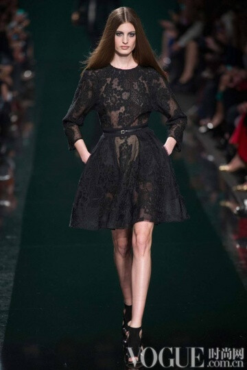 2014巴黎时装周-Elie Saab2014秋冬RTW时装发布秀 Saab 将这个系列称之为 Dark Opulence（黑暗的丰饶），并说自己从画家 Mark Rothko 的作品中寻找灵感。Saab 这一季的印花是充满艺术气息的花朵印花，花瓣像是用笔刷刷上的一样，给人感觉也很内敛,他把“丰饶”保留到了最后，用一组表面镶满亮片的深紫红色、翠绿色和黑色连衣裙结束了发布会。