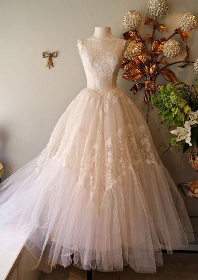 #1950s #partydress #dress #vintage #retro #elegant #petticoat #romantic #classic #feminine #fashion #lace #bridal #wedding 复古粉色小礼裙。曦（图片来源：https://www.pinterest.com/pin/31947478581208518…