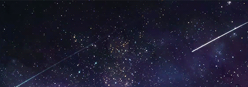 夜幕中划过天空的流星