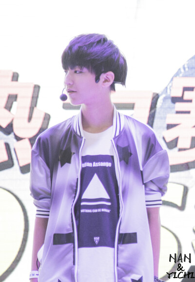 TFBOYS王俊凯 王俊凯 ，140801上海CJ游戏展热力赛车 cr.logo