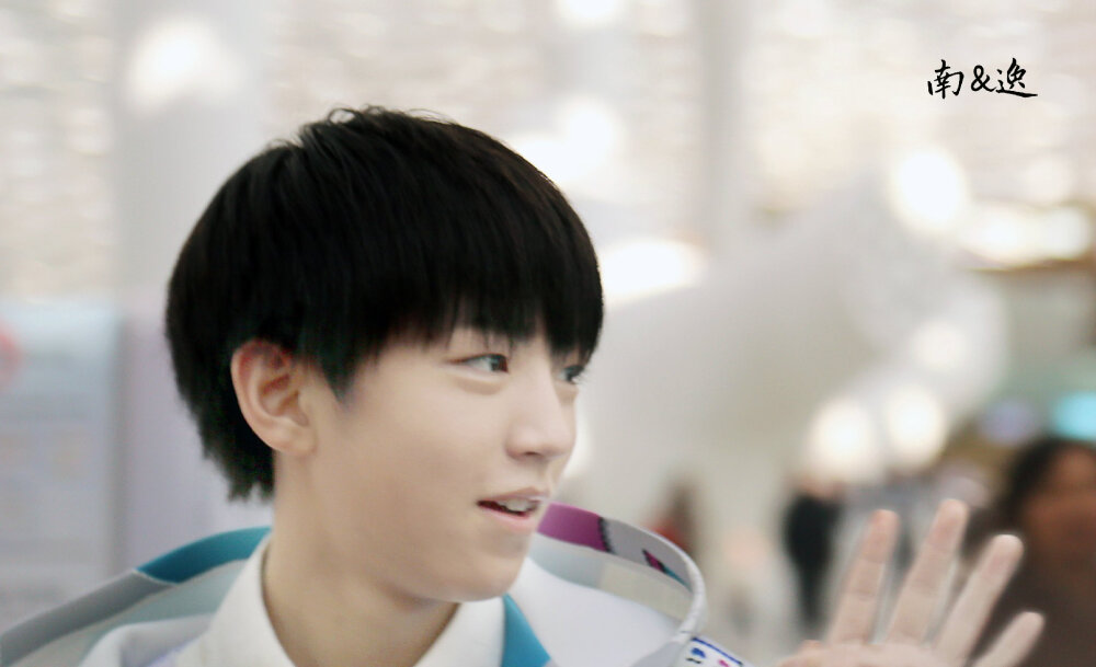 TFBOYS王俊凯 王俊凯，141230宝安-禄口机场高清图 cr.logo