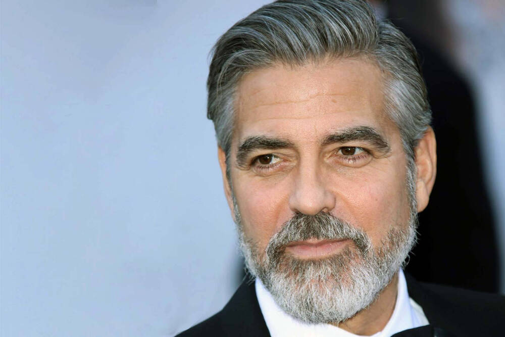 George Clooney 许多男人可能会不愿意以白胡子示人，担心让自己显得很老，但 George Clooney 不是这样。 他的白胡子造型显然在名流社会中引发了络腮胡风尚，让无数男人放下了剃须刀，开始尝试新的造型。