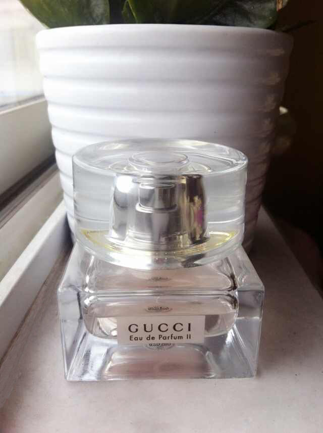 GUCCI Eau de Parfum II “女人是透过香水看见天空的”而这是我人生的第一瓶香水，是它“打开了我的眼”。 那年我22岁。有人追，但那时我还不懂得谈恋爱是什么，只是一心爱自由轻松的时光而已。在俄罗斯学画画第三年，学自己照顾自己，学和保守的老外打交道。过着脱离国内社会的“山林隐居”生活。 香调 : 清新花果调 前味 : 香橙花、柑橘、黑加伦子 中味 : 黑莓、紫罗兰、茉莉 后味 : 麝香