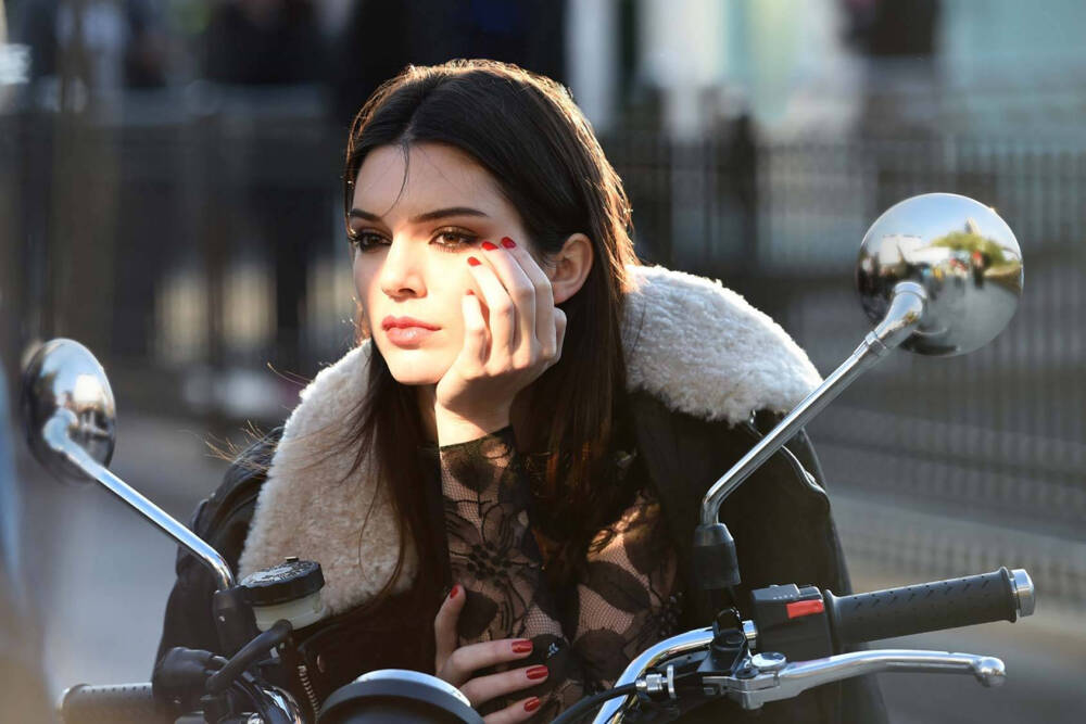 KENDALL JENNER 她是卡戴珊家族年纪最小的两个成员中的姐姐，在2014年中，她攀到了时尚界的顶峰。 利用她那绝好的容颜、绝佳的风格和社会媒体的影响力，这位19岁的女孩已成为了当前炙手可热的超模，更别提当前最著名的青少年时尚偶像了。