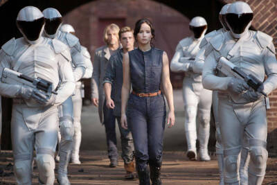 KATNISS EVERDEEN，《饥饿游戏》 在《饥饿游戏》中，Jennifer Lawrence 所扮演的在困境中勇敢反抗的Katniss Everdeen，她的服装更多是实用，而非时尚。 精致剪裁和实用口袋，让她在暴力虐杀游戏的贡品培训中更为利…