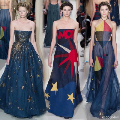 Valentino 2015春夏高定系列的主题是爱，但是要比爱情浪漫一百倍。他们的灵感来自俄罗斯画家夏加尔，还把莎士比亚和但丁的作品，甚至意大利流行歌曲的歌词写在了衣服上。除了有华丽繁复的俄罗斯宫廷风，还有星星、云…