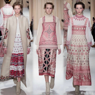 Valentino 2015春夏高定系列的主题是爱，但是要比爱情浪漫一百倍。他们的灵感来自俄罗斯画家夏加尔，还把莎士比亚和但丁的作品，甚至意大利流行歌曲的歌词写在了衣服上。除了有华丽繁复的俄罗斯宫廷风，还有星星、云…