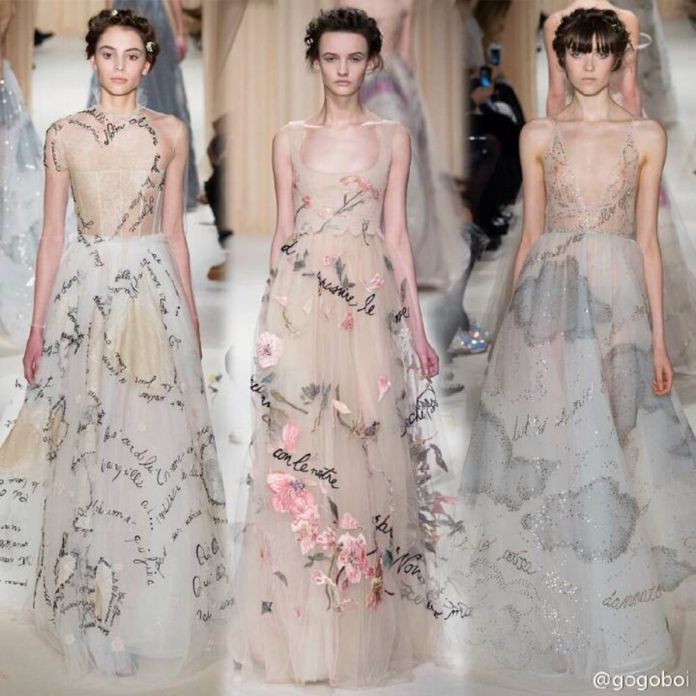 Valentino 2015春夏高定系列的主题是爱，但是要比爱情浪漫一百倍。他们的灵感来自俄罗斯画家夏加尔，还把莎士比亚和但丁的作品，甚至意大利流行歌曲的歌词写在了衣服上。除了有华丽繁复的俄罗斯宫廷风，还有星星、云朵、花鸟、风筝……就像爱情的各种滋味。哪怕主题是垃圾，他们都能做得跟梦一样美吧。