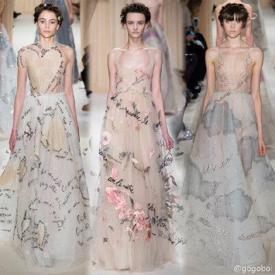 Valentino 2015春夏高定系列的主题是爱，但是要比爱情浪漫一百倍。他们的灵感来自俄罗斯画家夏加尔，还把莎士比亚和但丁的作品，甚至意大利流行歌曲的歌词写在了衣服上。除了有华丽繁复的俄罗斯宫廷风，还有星星、云…