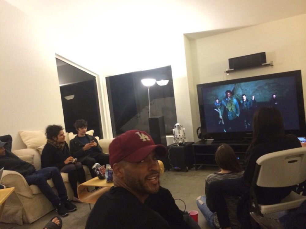 Alycia sit on the floor watching the 100 with the cast（It's the episode that Lexa kissed Clarke