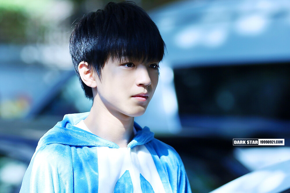 TFBOYS王俊凱 2014.12.29蒙牛廣告拍攝日 cr logo