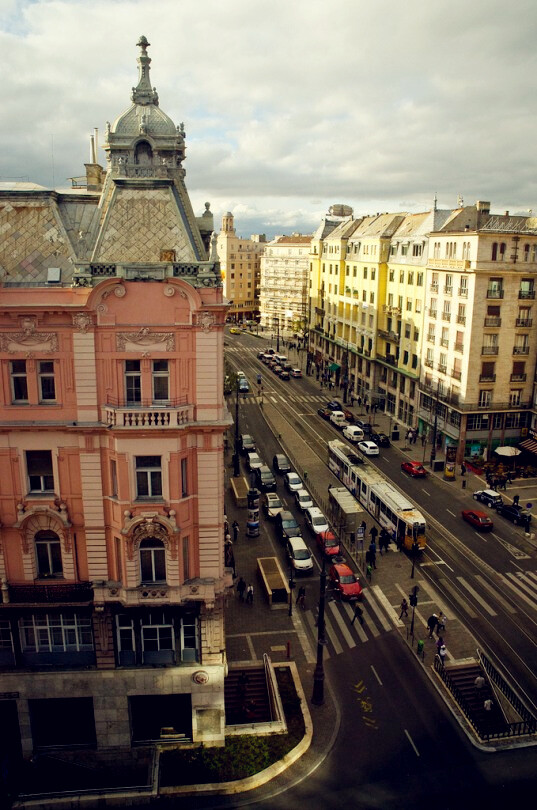 Budapest, Hungary (von DanJLove)。匈牙利布达佩斯。布达佩斯有“多瑙明珠”的美誉，被联合国教科文组织列为珍贵的世界遗产之一，曾经被法国人评为“世界上最安静的首都”。登上雄踞在多瑙河畔的盖莱特山，布达佩斯景色一览无余。河西是布达，平缓有丘陵蜿蜓起伏，喀尔巴阡山余脉在这里骤然结束；河东是佩斯，一望无垠的匈牙利大平原在这里发端，一直向东南伸展到匈罗、匈南边境。在布达佩斯每一个空气分子都向你诉说着爱上它的理由。多瑙河上的链子桥牵起的不只是布达与佩斯，也是你牵起的爱人之手，这是最适合漫步的地方。这座城市还曾出现在众多的电影与广告之中。