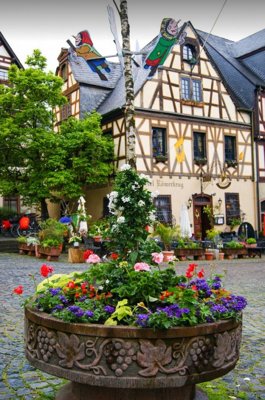 Oberwesel, Germany (by Daria Scheel)。德国上韦瑟尔镇，位于莱茵兰--法尔茨州，他界于Bacharach(巴哈拉赫)和St. Goar之间，是个不太出名的小镇。小镇旁边有个很漂亮的城堡，名为Schönburg Castle(美丽宫或顺豪森宫)。小镇最开始是一个凯尔特人的聚居地，罗马时代这里成了一个马匹换乘站逐渐繁荣起来，拿破仑时期这里又成了法国领土，后来法国战败在1814年又被判给了普鲁士人。