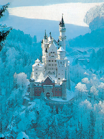 【德國新天鵝堡Neuschwanstein Castle】，這座城堡是巴伐利亞國王路德維希二世建造，位在德國巴伐利亞省福森市，在德國東南與奧地利的邊界上，城堡就蓋在隸屬阿爾卑斯山山脈一個近一千公尺高的山頂上新天鵝堡的外型…