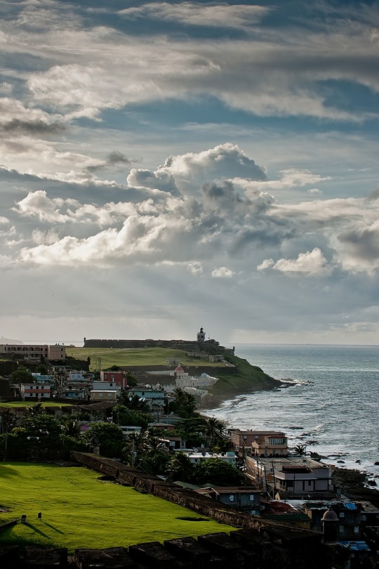 San Juan,Puerto Rico (von Ricymar)。波多黎各圣胡安是波多黎各首府，经济、文化中心。它位于波多黎各岛东北岸，圣胡安湾内，是岛上最大的港口。1493年，西班牙殖民者J.庞塞·德莱昂随C.哥伦布第二次远航，发现了这片岛屿。1508年，他奉命率领50余人前去探险，来到了这里，称之为波多黎各，西班牙语意即“富裕之港”。