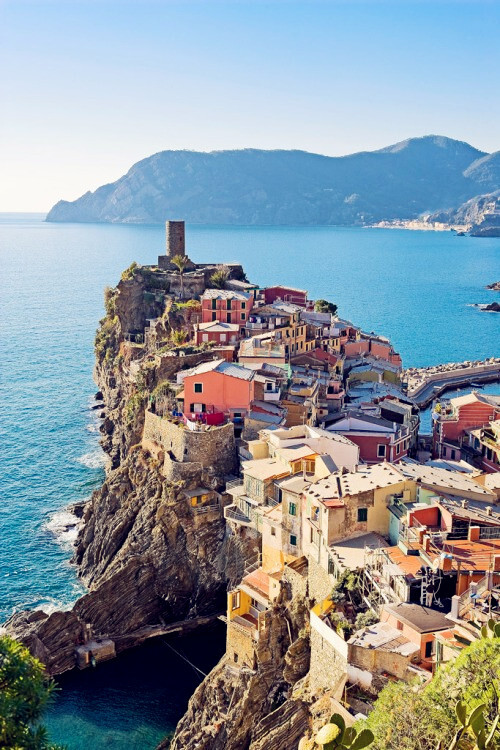 Vernazza, Cinque Terre, Italy。意大利五渔村韦尔纳扎，是意大利西北部利古里亚大区拉斯佩齐亚省的一个市镇，是五乡地区域5个城镇之一。面积12平方公里。韦尔纳扎镇内不通汽车，镇边缘有一个停车场，保持了真实的意大利海滨渔村风貌。