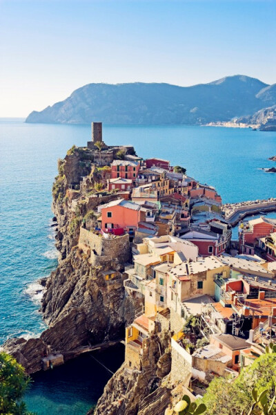 Vernazza, Cinque Terre, Italy。意大利五渔村韦尔纳扎，是意大利西北部利古里亚大区拉斯佩齐亚省的一个市镇，是五乡地区域5个城镇之一。面积12平方公里。韦尔纳扎镇内不通汽车，镇边缘有一个停车场，保持了真实的意…