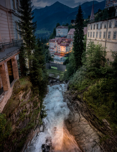 Bad Gastein, Austria (by Bernd Thaller)。奥地利巴德加斯坦(或译巴德加施泰因)，在萨尔茨堡以南 120 公里处，拥有舒适的阿尔卑斯高山气候。这里有 17 个温泉中心，如可以让身心轻松愉快的岩石温泉，世界独一无二的…