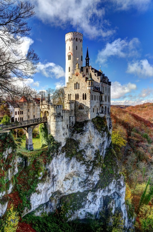 Lichtenstein castle, Baden-Wurttemburg, Germany (by Davide Seddio)。利希滕斯坦城堡坐落于德国巴登-符腾堡州罗伊特林根县，位于施瓦本山西北埃哈茨河谷的陡壁上，初建于1200年，之后两次遭到毁坏，重建于19世纪。利希滕斯坦城堡为浪漫的新哥特式建筑，是莱茵沿岸历史最悠久的古堡之一，也是世界上最危险的建筑之一，因为其所在的陡壁海拔约817米，城堡就像是位于山巅的云层中。
