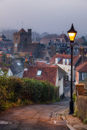 Lewes, UK(by Slawek)。雷威斯是位于英国英格兰东萨塞克斯郡的一座城市。雷威斯是东萨塞克斯郡的郡治，在历史上也曾是整个萨塞克斯郡的郡治。现在雷威斯是一座主要以观光业为主的小镇。