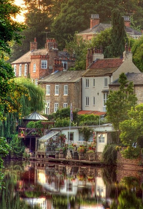 Knaresborough, England。英国北约克郡历史小镇纳尔斯伯勒，距离英国著名旅游城市约克30分钟，利兹40分钟，曼城1个半小时。从约克出发的火车，10几分钟就能到达。这里所住的人甚少，每一家几乎都有一条小船，周末泛舟湖上，看书，晒太阳，无比惬意。延着水边往前走，是纳尔斯伯勒出名的一座桥，上面有火车通过，而桥的名字，英文是High Bridge。