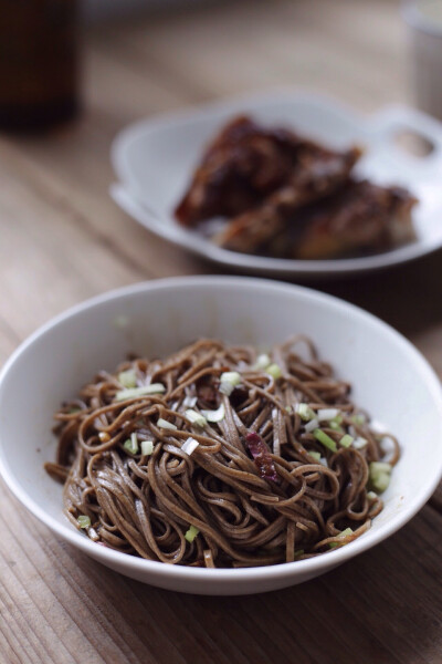 红葱酥油拌荞麦面 热油爆香红葱头，加入少许高汤和酱油，一丁点儿糖，煮开，淋在煮熟的荞麦面上拌匀即可。