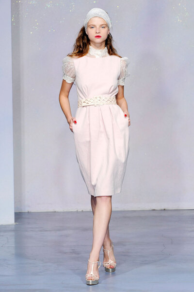 Luisa Beccaria Spring 2010 Ready-to-Wear。路易莎·贝卡里亚2010春夏高级成衣发布。本季系列的创作灵感取源于1950年代。无肩带、做摺的白色圆点蓝洋装让人回想起早期的Brigitte Bardot(碧姬芭杜)。丝质的山东绸制成…