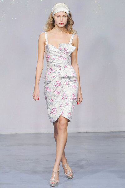 Luisa Beccaria Spring 2010 Ready-to-Wear。路易莎·贝卡里亚2010春夏高级成衣发布。本季系列的创作灵感取源于1950年代。无肩带、做摺的白色圆点蓝洋装让人回想起早期的Brigitte Bardot(碧姬芭杜)。丝质的山东绸制成…