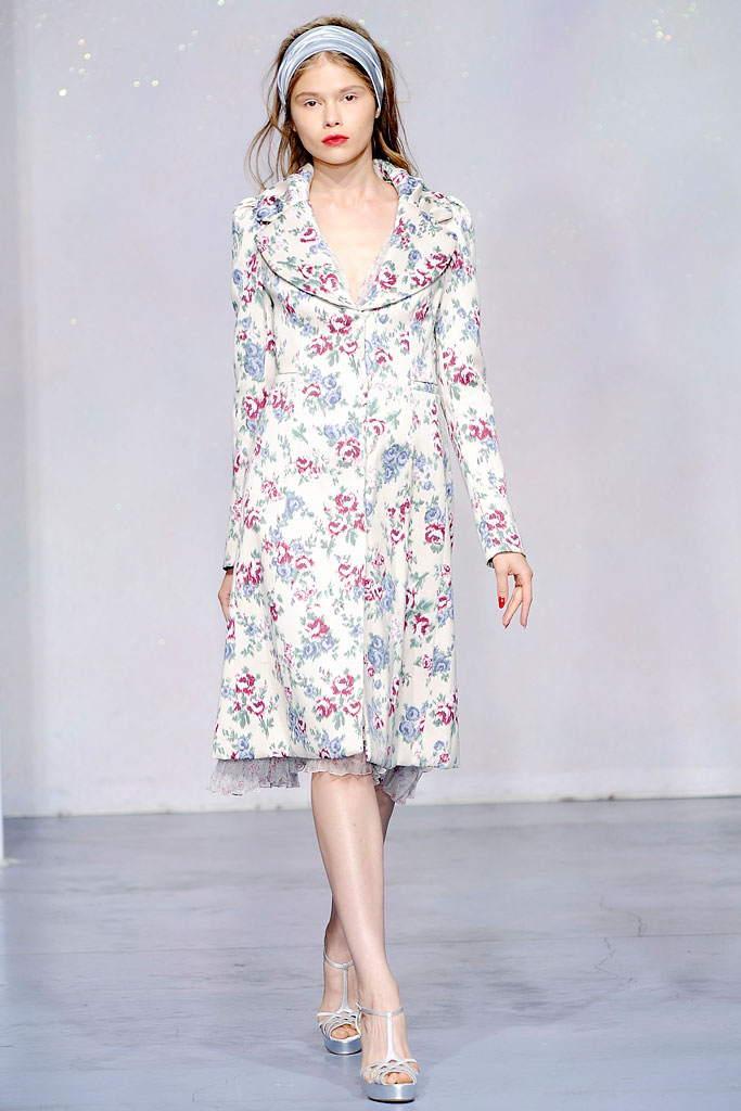 Luisa Beccaria Spring 2010 Ready-to-Wear。路易莎·贝卡里亚2010春夏高级成衣发布。本季系列的创作灵感取源于1950年代。无肩带、做摺的白色圆点蓝洋装让人回想起早期的Brigitte Bardot(碧姬芭杜)。丝质的山东绸制成的华美衣裳更是闪耀动人。